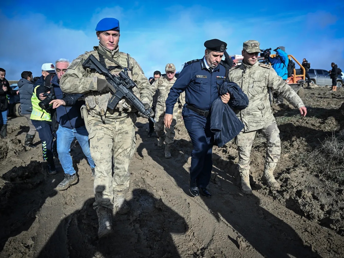 Libijska vojna delegacija pregledava ostatke srušenog aviona u Ankari