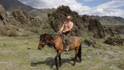 Lideri G7 ismijavali Putina zbog fotografija na kojima jaše konja gol do pasa