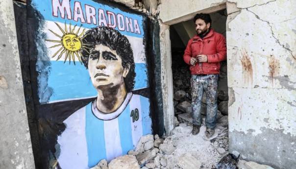Lik Diega Armanda Maradone na zidinama razorenog Idliba