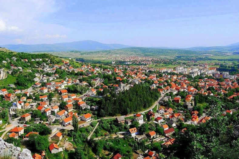 Livno: Nasilnik nožem napao suprugu zbog dječije zadaće