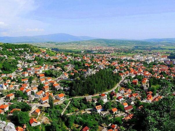Livno: Nasilnik nožem napao suprugu zbog dječije zadaće