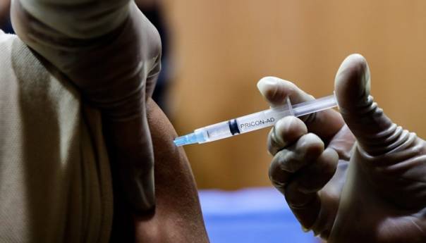 Ljekar o vakcinisanju žene različitim vakcinama: Propust, bilo više slučajeva