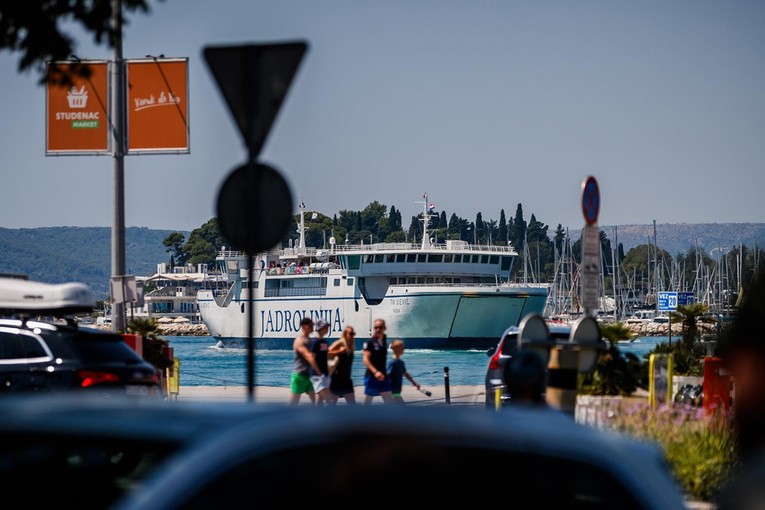 Ljetna navala na Dalmaciju: Desetine hiljada putnika u Splitu