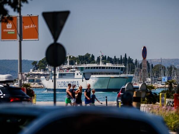 Ljetna navala na Dalmaciju: Desetine hiljada putnika u Splitu