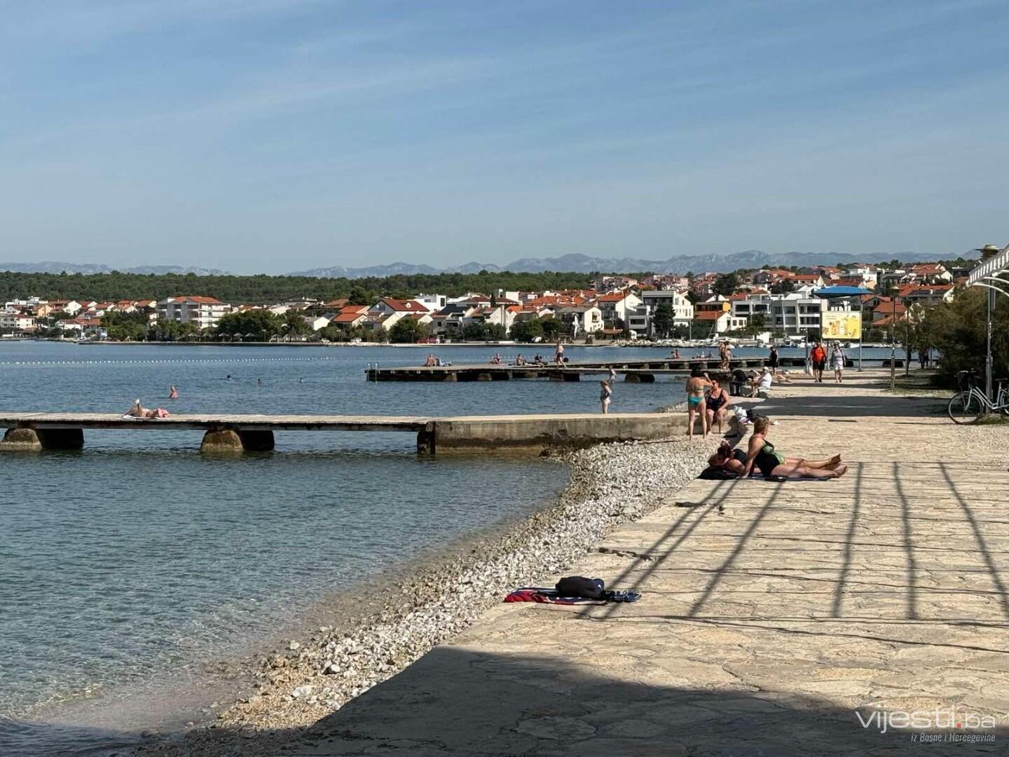 Ljeto se ne predaje: Ljudi se kupaju u moru i u oktobru