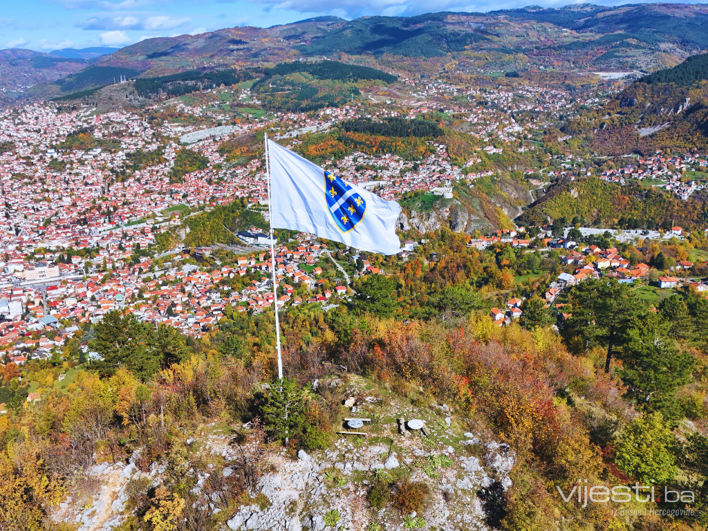Ljiljani nad Sarajevom suncem okupani: Sjajni kadrovi šehera