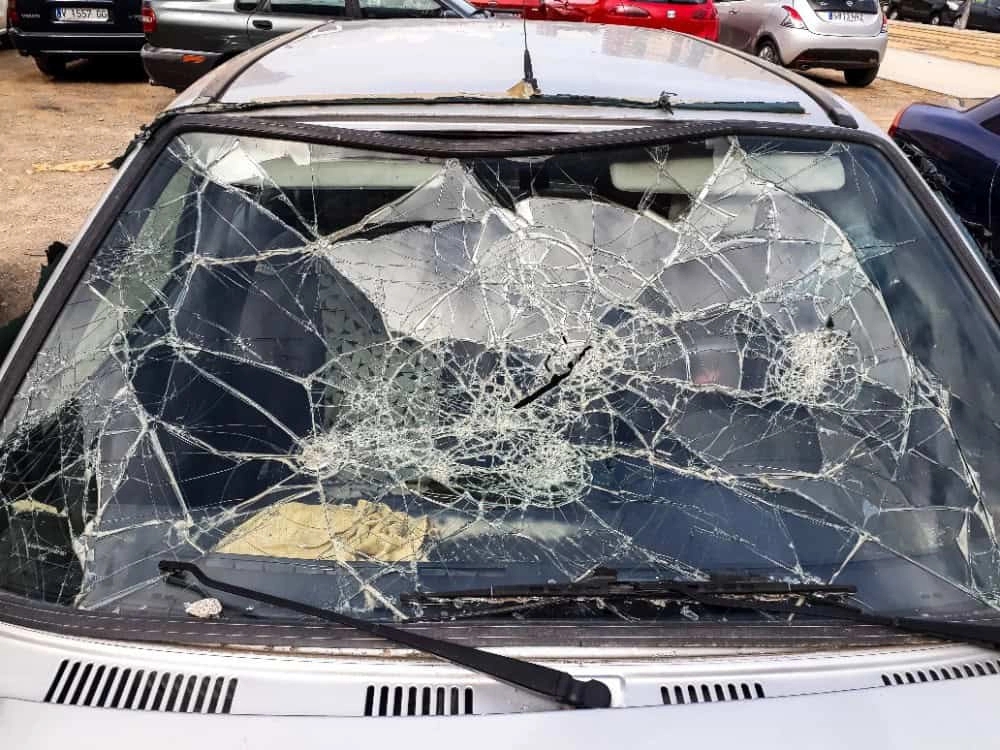 Ljubavna drama završila na sudu: Bivšem razlupala auto sjekirom