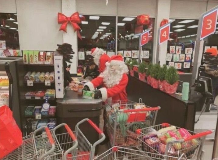 Lopovi odjeveni u Djeda Mrazove opljačkali market i hranu podijelili je siromašnim