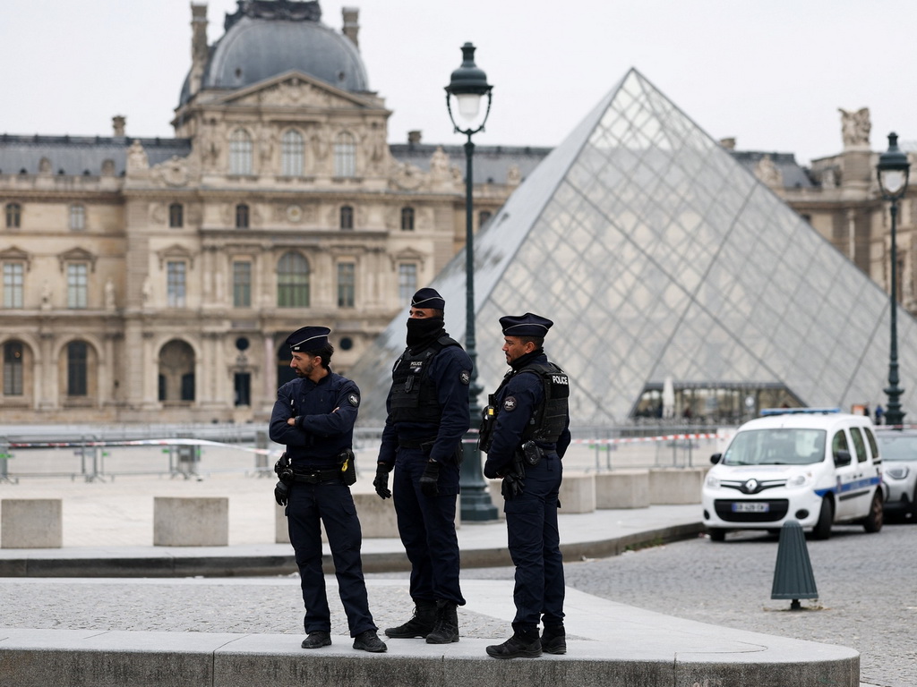 Louvre zatvoren za posjetioce, policija traga za počiniocima