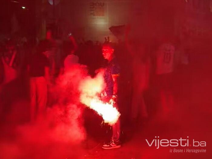 Ludnica u centru Sarajeva: Pogledajte slavlje navijača ispred Vječne vatre