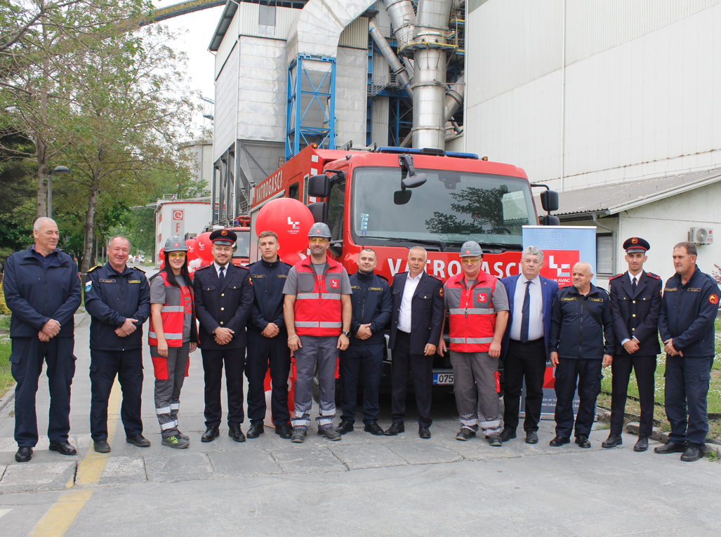 Podrška iz Lukavac Cementa: Novo vozilo vatrogascima, pomoć radnicima Koksare