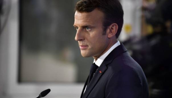 Macron evakuiran iz pozorišta zbog napada antivladinih demonstranata
