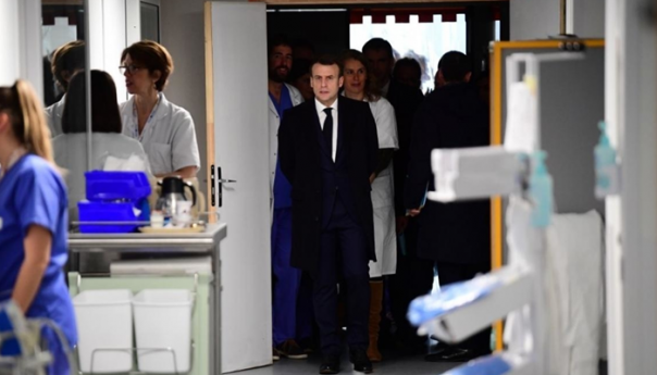 Macron obišao parišku bolnicu koja liječi pacijente od koronavirusa