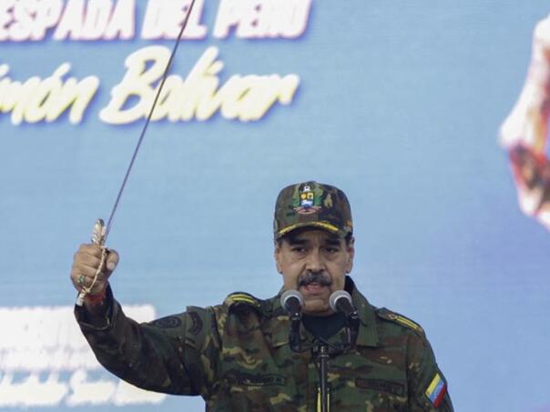 Maduro u uniformi mahao mačem pred svojim pristalicama
