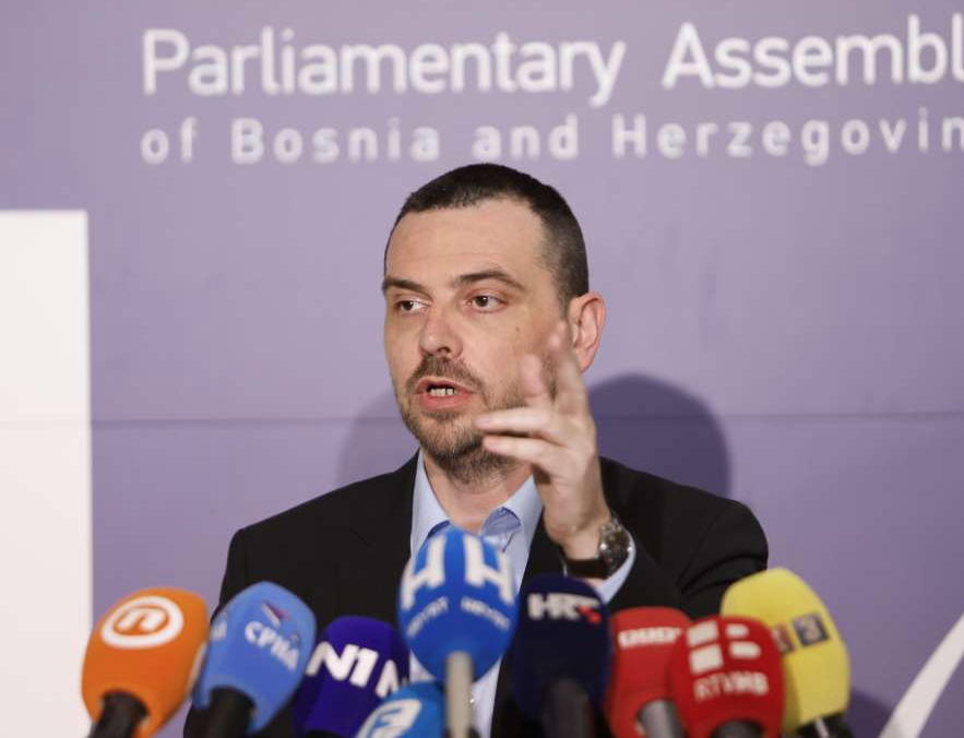 Magazinović: Amidžiću, vrati ljudima pare...