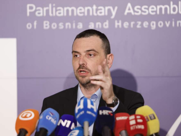 Magazinović: Amidžiću, vrati ljudima pare...