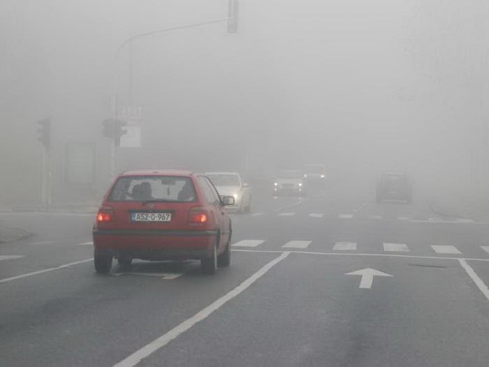 Magla smanjuje vidljivost na pojedinim dionicama, oprez zbog odrona