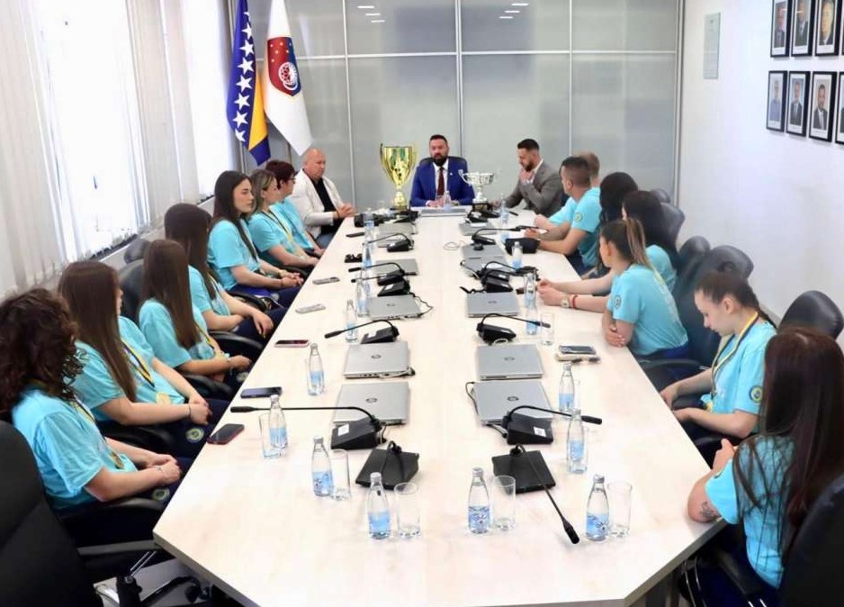 Magoda primio rukometašice Hadžića - prvakinje BiH