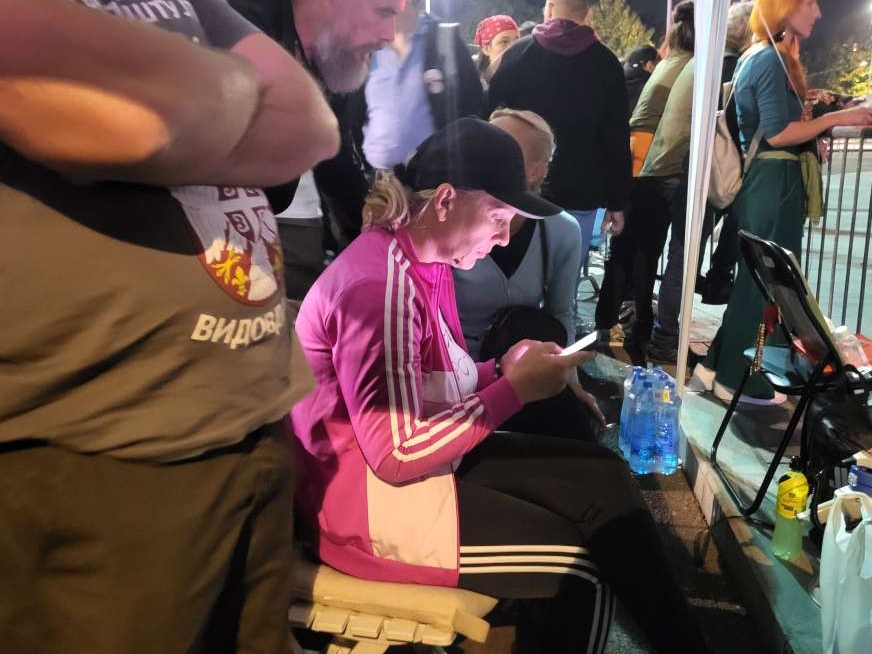 Majka poginulog Stefana Hrke nastavlja štrajk glađu ispred Skupštine Srbije