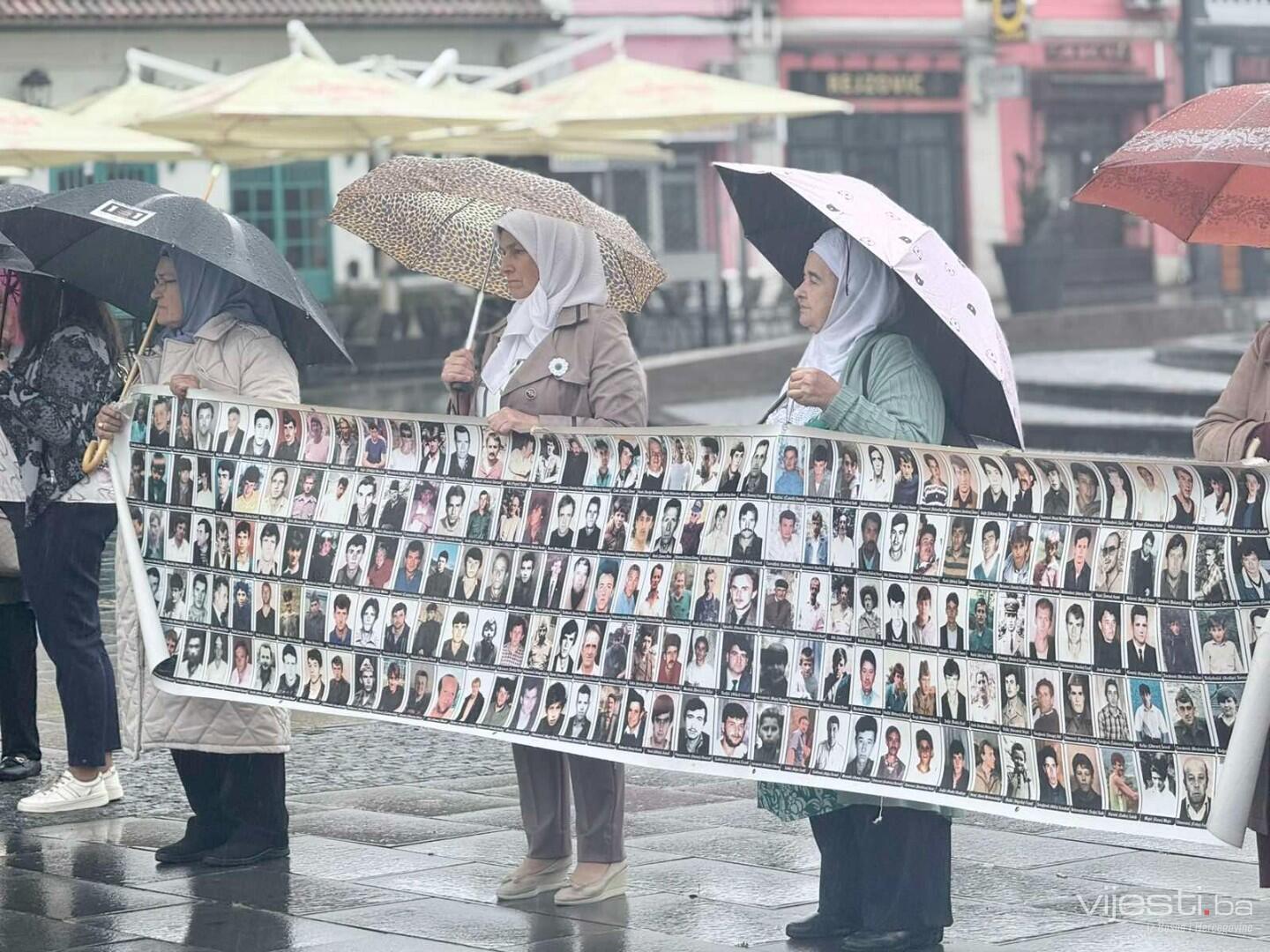 Majke Srebrenice s protesta u Tuzli pružile podršku MC Potočari i Faruku Đoziću