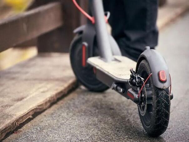 Maloljetnik na romobilu teško povrijedio pješakinju u Zenici