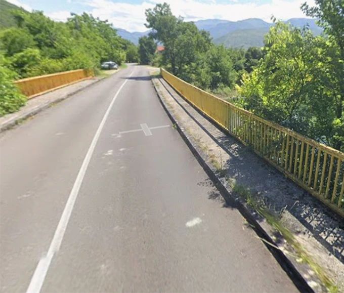 Maloljetnik vozio automobil pa sletio sa ceste kod Mostara