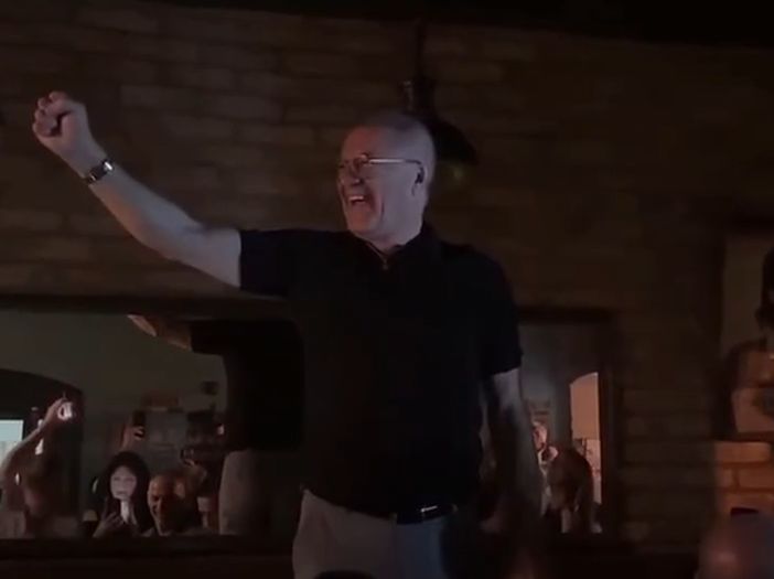 Mamićev show u Mostaru: Zbog sevdalinke na stolu