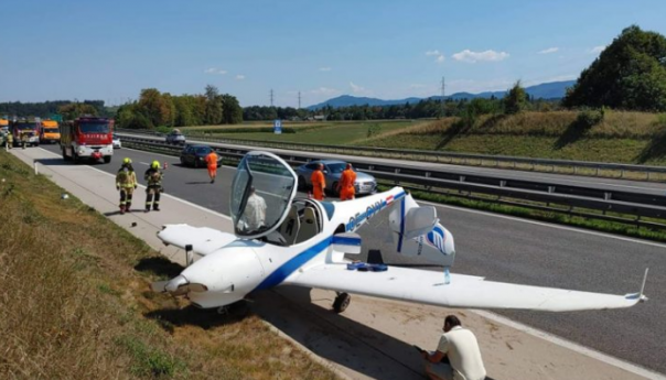 Manji avion prinudno sletio na autocestu u Sloveniji