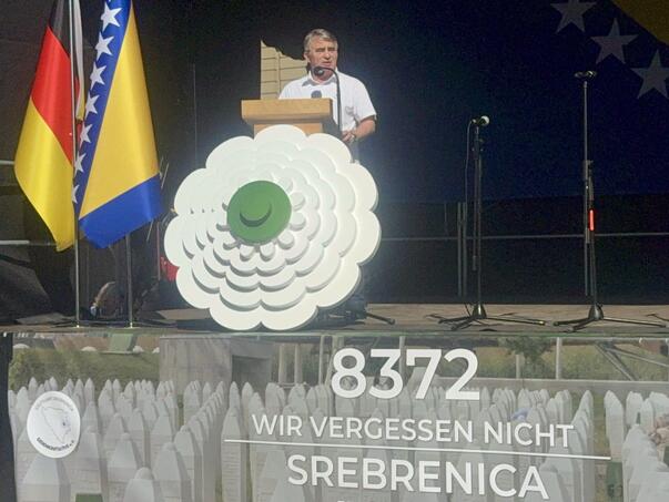 Marš mira u Stuttgartu: Komšić govorio o Srebrenici, istini i snazi preživjelih
