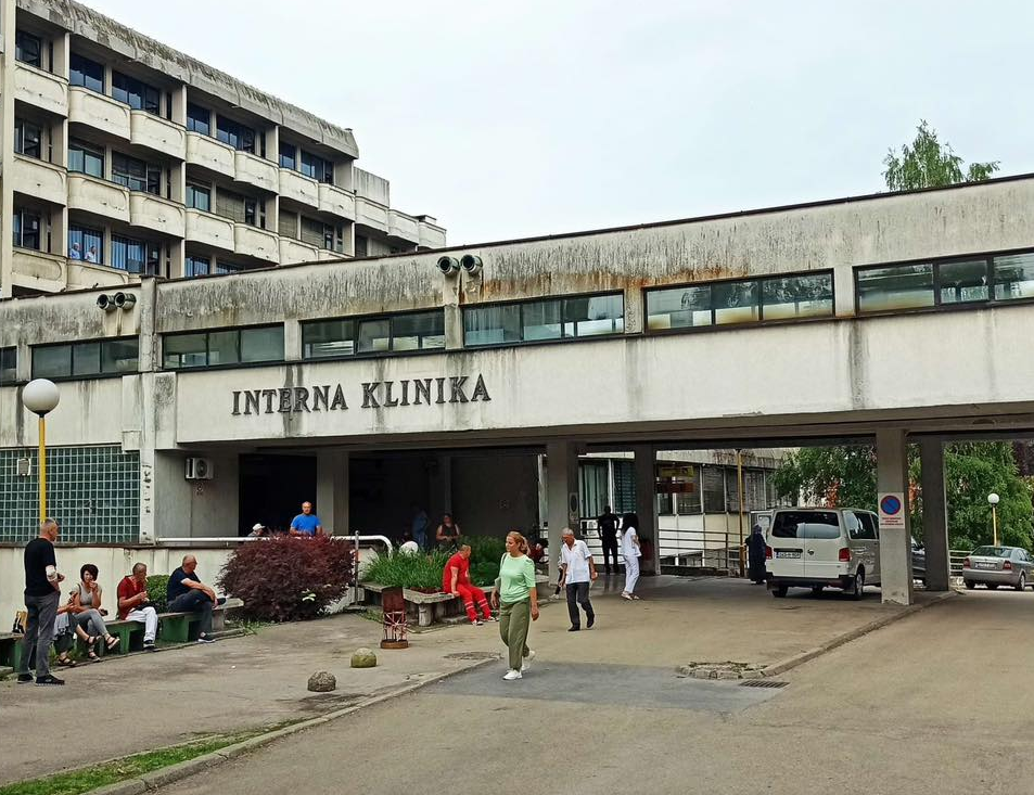 Maske obavezne: UKC Tuzla ograničio posjete pacijentima