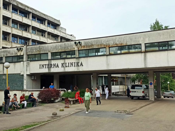 Maske obavezne: UKC Tuzla ograničio posjete pacijentima