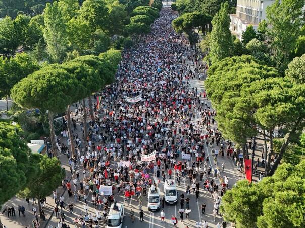 Masovni protesti u Albaniji: Građani ustali protiv Trumpovog turističkog projekta