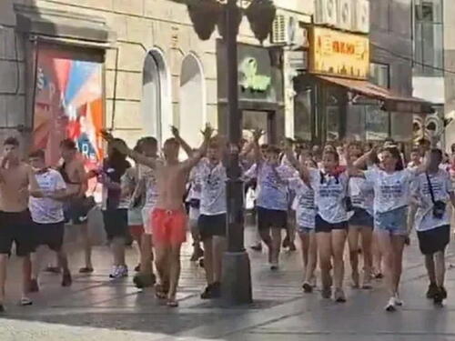 Maturanti u centru Beograda skandirali ime ratnog zločinca Ratka Mladića