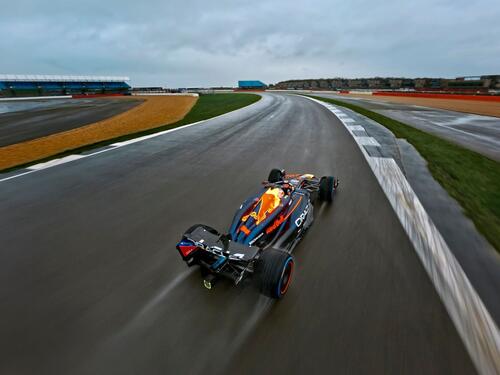 Max Verstappen u novom Red Bull bolidu protiv najbržeg drona na svijetu