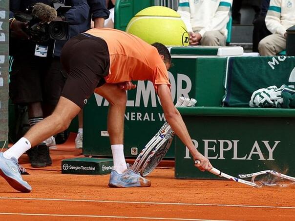 Medvedev potpuno poludio: Lomio reket, bacao ga u smeće, pa izgubio 6:0 i 6:0
