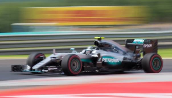 Mercedes se nada Hamiltonovom nastupu za kraj sezone 