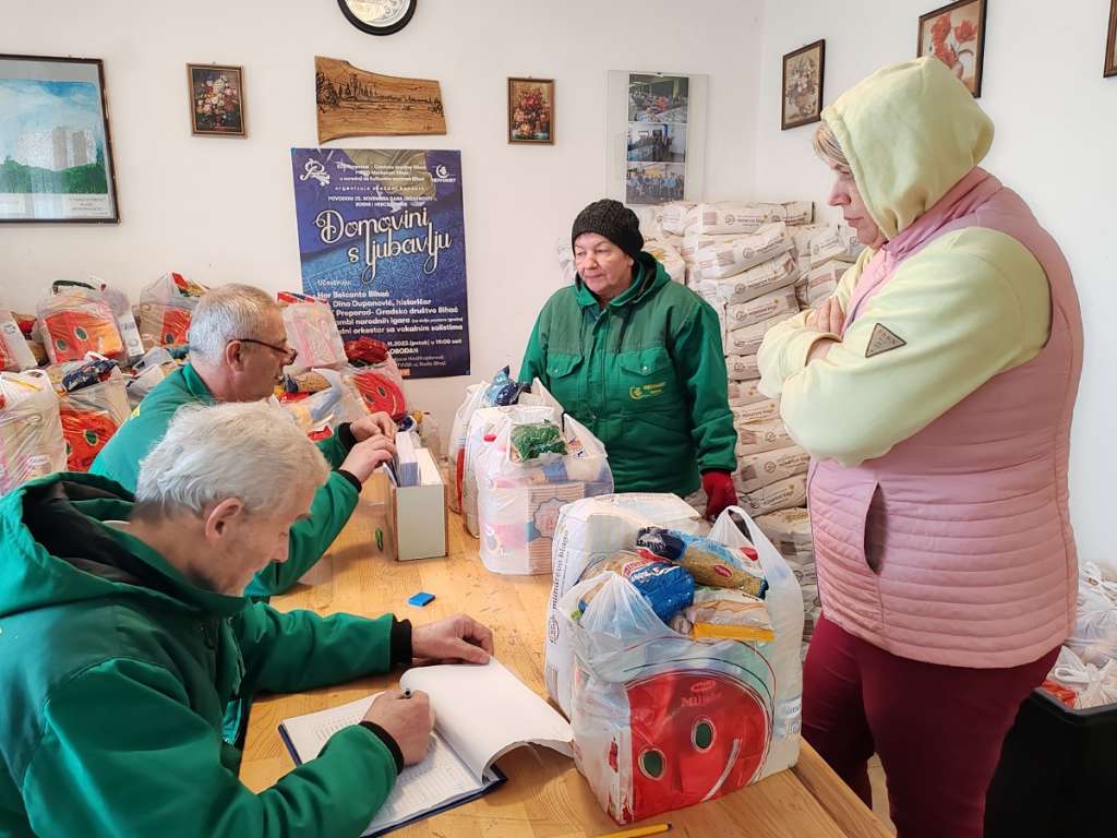 Merhamet Bihać u ovoj godini podijelio više od 2.500 porodičnih paketa