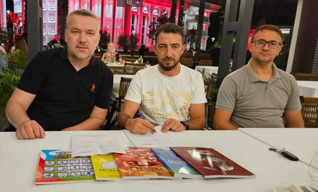 'Merhamet' obezbijedio udžbenike bosanskog jezika za bošnjačku djecu u Albaniji