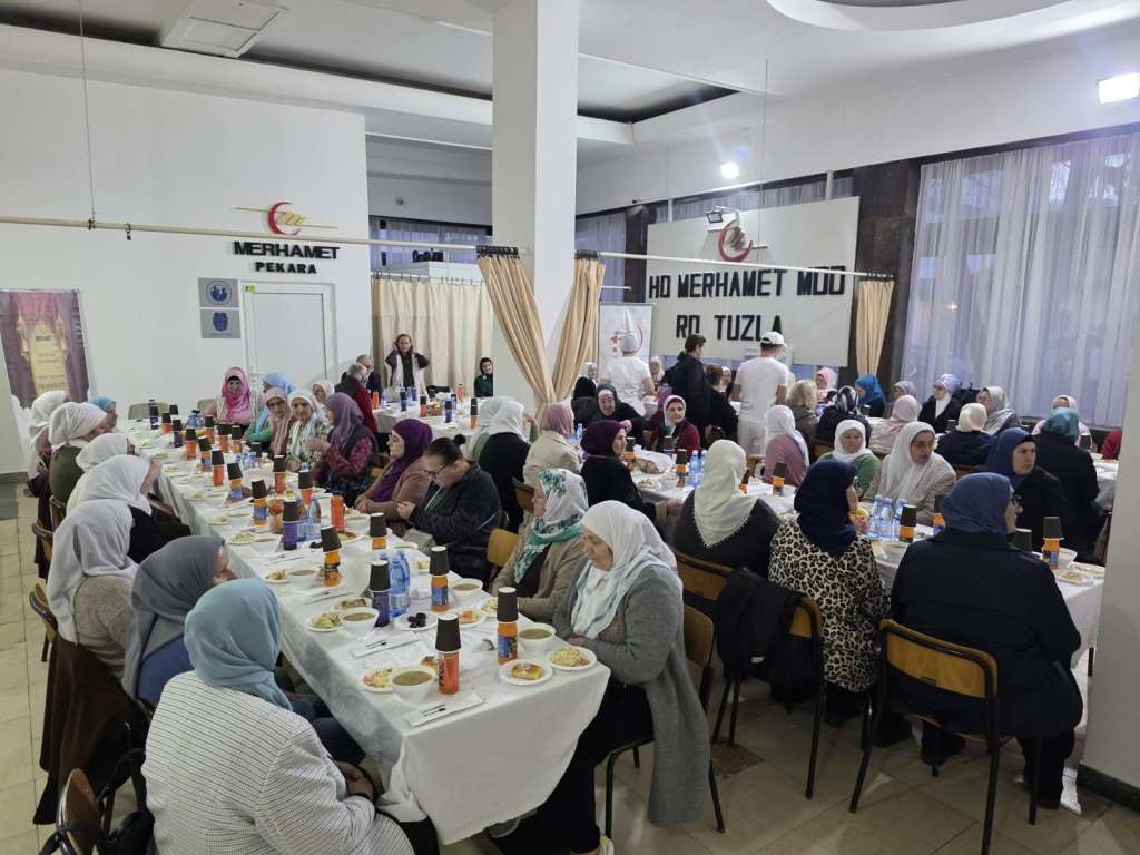 Merhamet priredio kolektivni iftar za majke Srebrenice u Tuzli