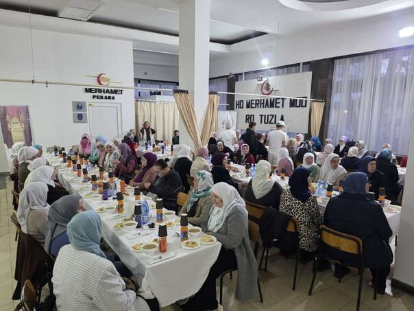 Merhamet priredio kolektivni iftar za majke Srebrenice u Tuzli