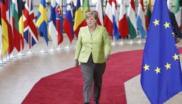 Merkel pozvala na pomirenje u SAD-u