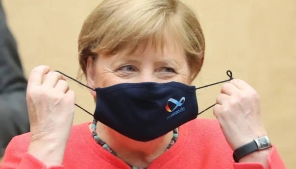 Merkel se po prvi put pojavila u javnosti sa zaštitnom maskom
