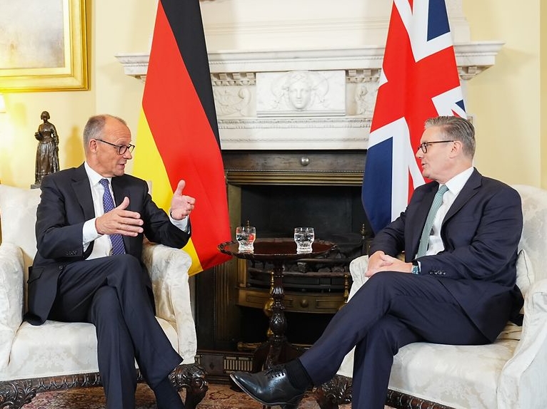 Merz i Starmer razgovarali o "pozitivnom napretku" u korištenju zamrznute ruske imovine