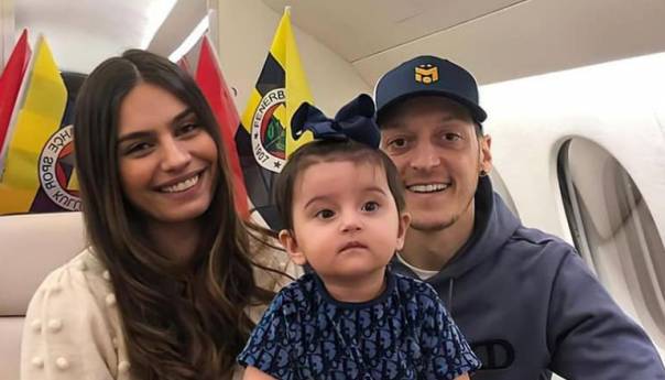 Mesut Ozil s porodicom stigao u Istanbul