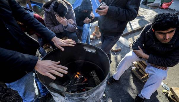 Migranti u nehumanim uslovima na Autobuskoj stanici u Tuzli čekaju nastavak puta