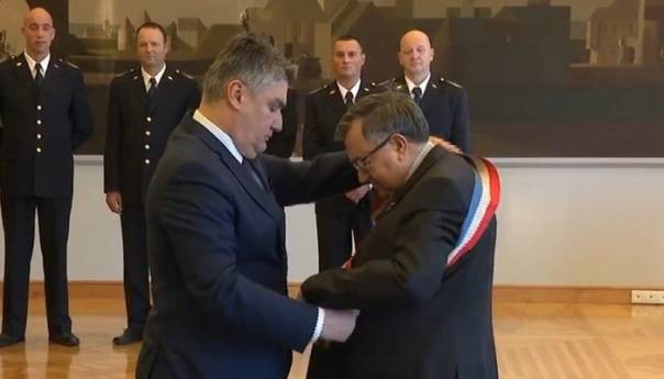 Milanović odlikovao kardinala Puljića