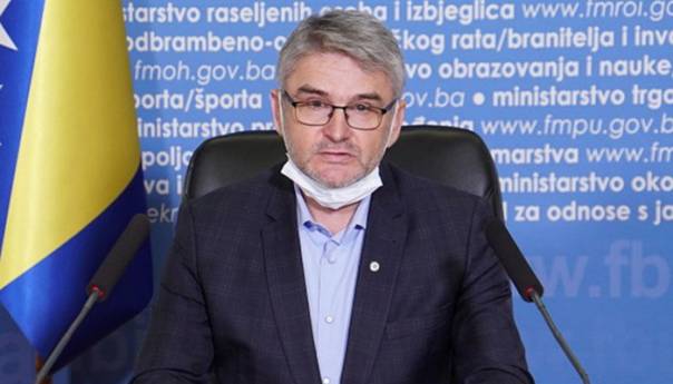 Ministar Bukvarević priključen na respirator