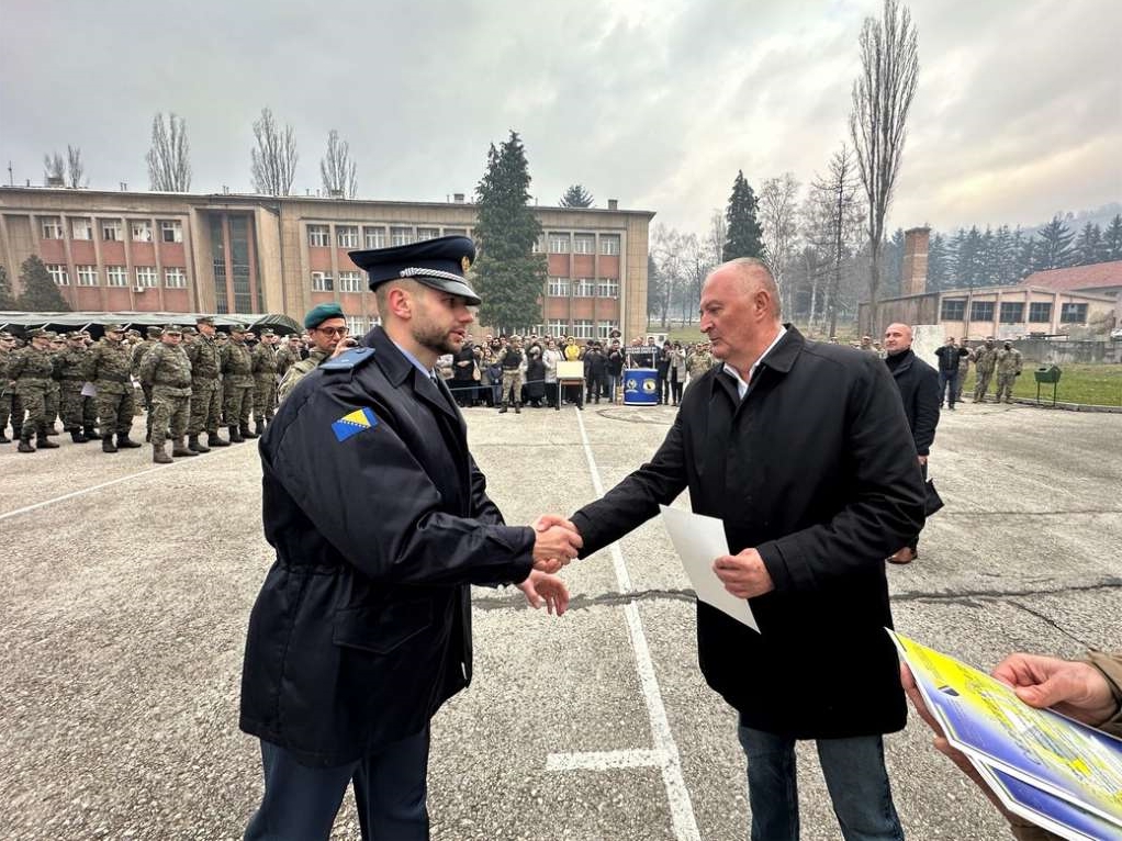 Ministar Helez na svečanosti završetka osnovne oficirske obuke u Travniku