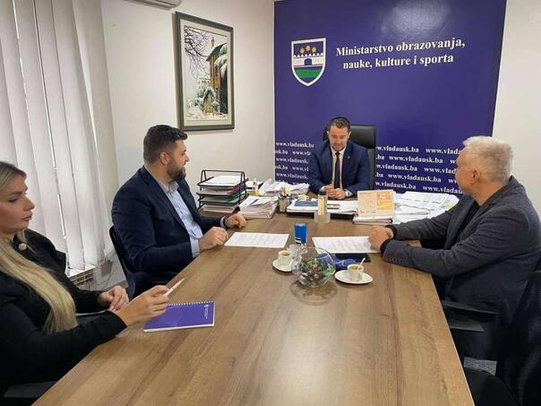 Ministarstvo obrazovanja USK unapređuje školski sport: Medresa i Gimnazija potpisale sporazum