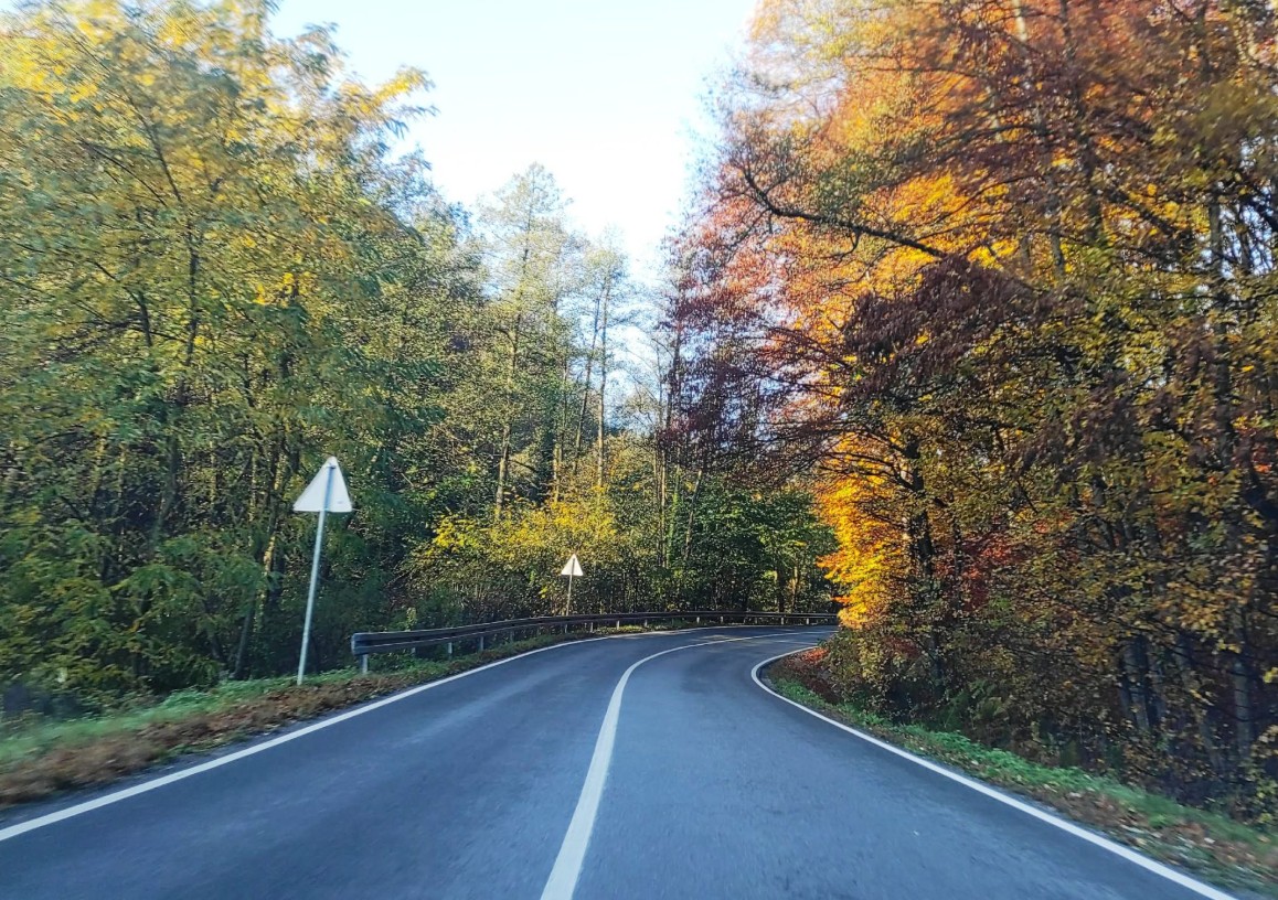 Mjestimično vlažan kolovoz, oprez zbog magle i odrona